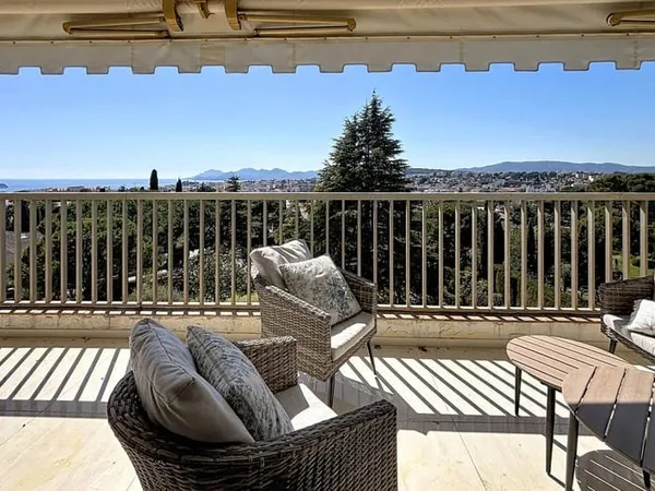 CANNES OXFORD. RESIDENCE AVEC PARC ET PISCINE. APPARTEMENT 3