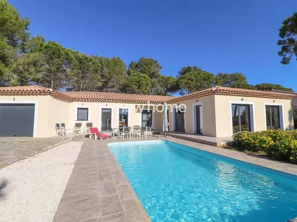 Maison moderne avec piscine.