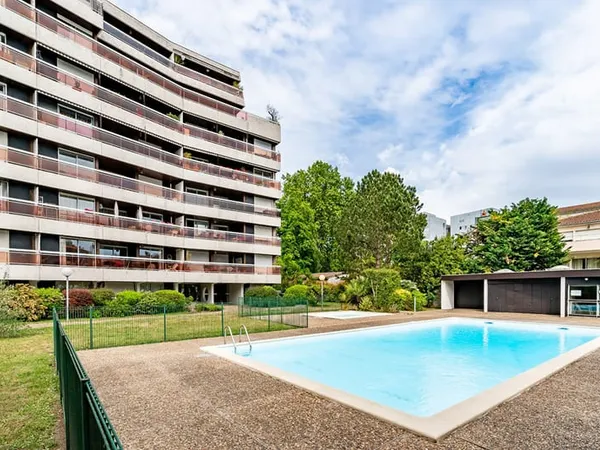 Exclusivité Square Habitat - Quartier Saint Genès - T4 109 m² - Terrasse - Garage et cave.