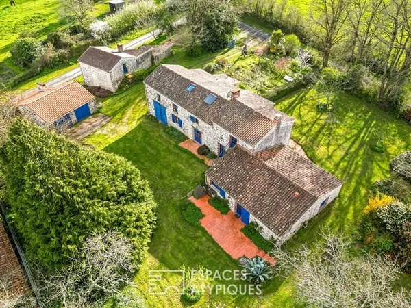 Propriété en pierre au milieu des paysages vendéens