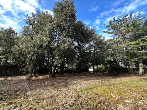 Terrain 676 m²