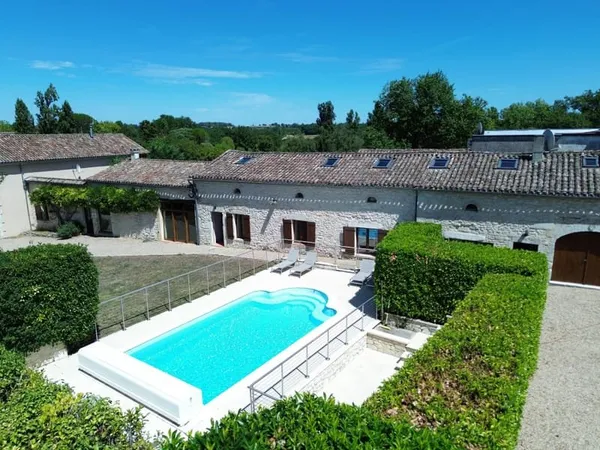Charmante propriété en pierre avec un potentiel d'investissement avec une piscine