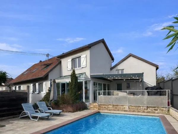 Maison de 183m2 rénovée sur 5.33 ares avec piscine