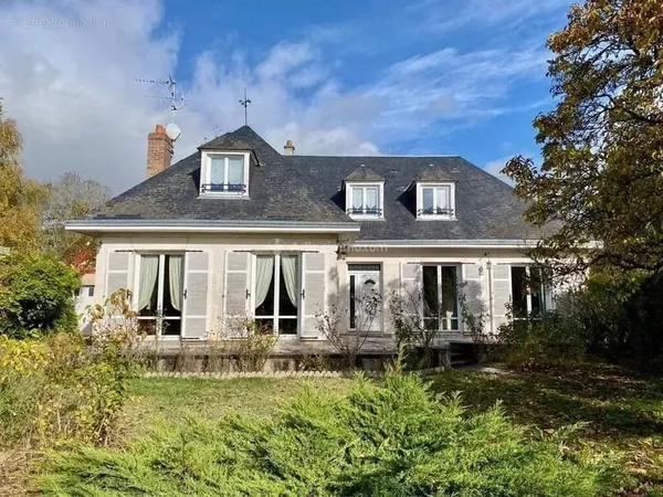 Beau pavillon en centre ville de la Chartre sur le Loir, rue calme et bord de loir