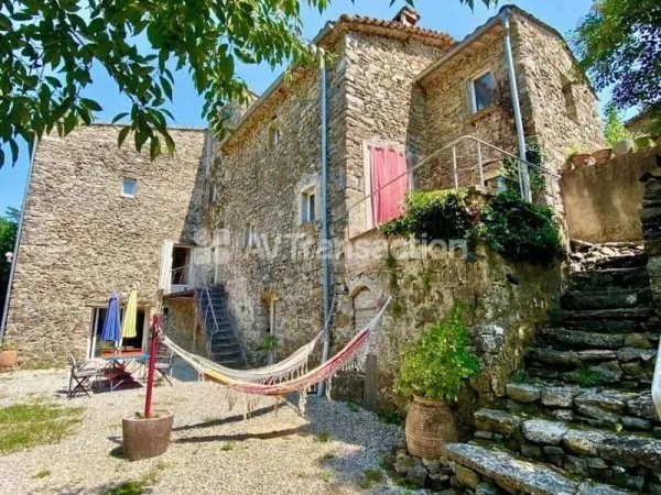 Mas en pierre avec gîte - 6810 m² de terrain