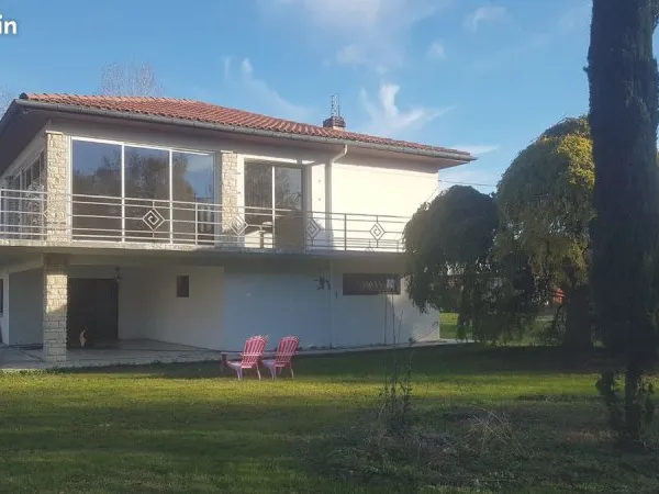Grande maison (R+1) années 70 en bords de Garonne très facile à vivre, d'une surface habitable de 20