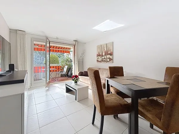 FREJUS - PROCHE BASE NATURE - T2 rénové avec terrasse et piscine - calme et ensoleillé