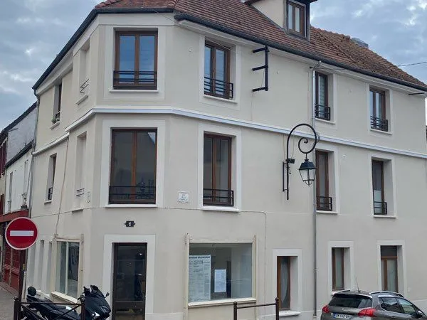 Appartement F2 renové Montlhéry centre ville 1er étage
