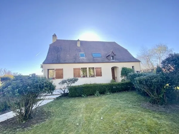 Maison de charme avec grand jardin et intimité totale, à distance de marche du centre de Cazals