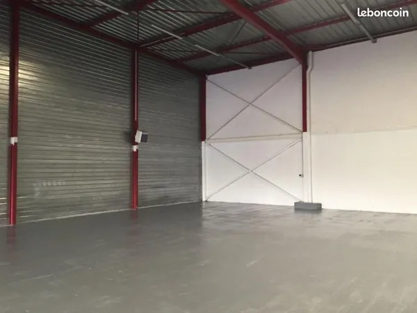 Local industriel 808 m²