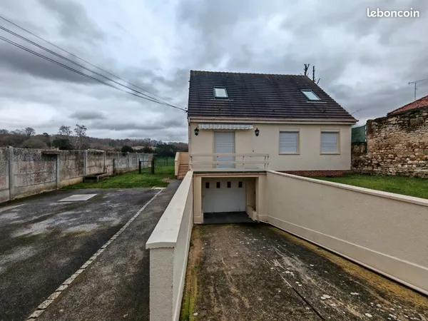 Maison 4 chambres, 2 salles de bain sous sol total