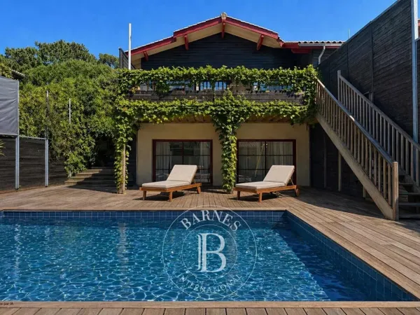 MAISON AVEC PISCINE ET DÉPENDANCE À PROXIMITÉ DE LA PLAGE DES AM