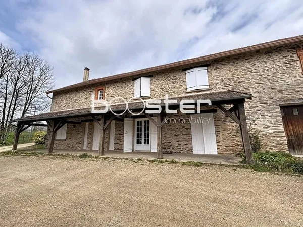 Charmante maison familiale en pierres avec beaux volumes, jardin et garage à proximité des commerces
