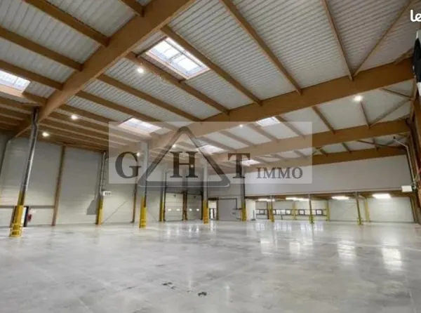 Local industriel 1 636 m²