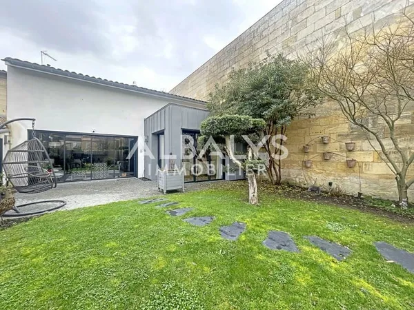 Echoppe de plain pied avec garage et jardin.