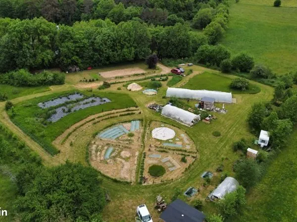 Grand jardin cultivé autonome à vendre