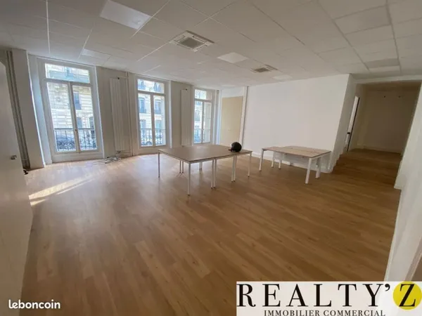 Bureau 210 m²