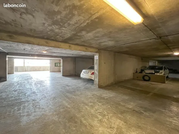 A vendre, place de Parking sécurisée, au grand parc
