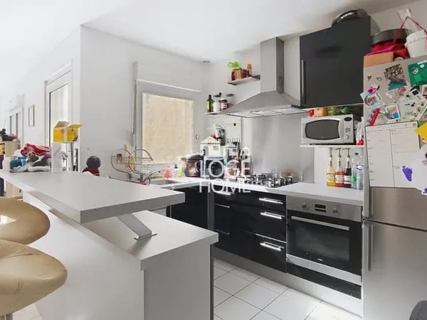 Maison offrant une pièce de vie avec cuisine ouverte de 47m2, 2 chambres et un spacieux bureau, gara