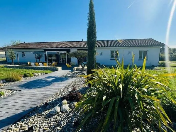 Maison de plain-pied 7 pièces 232 m²