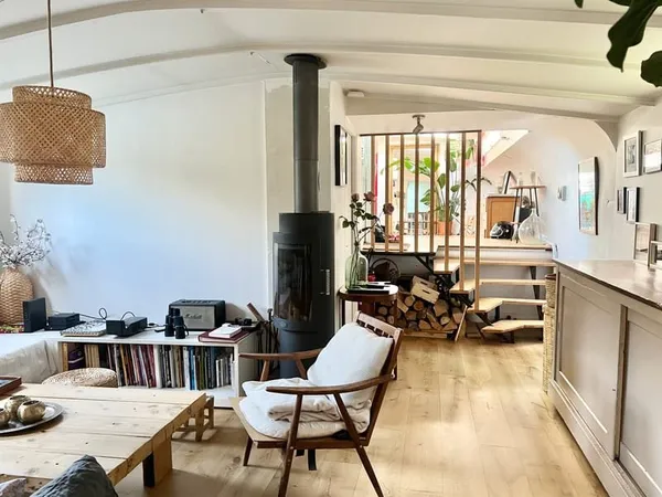 Grand loft familial avec terrasse panoramique aménagé dans une péniche navigante