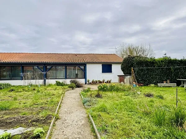 RARE sur le secteur ! Plain-pied centre bourg de SAINT HILAI