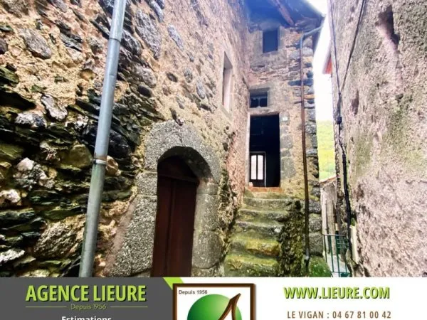 A AUMESSAS Maison de village à réhabilitée