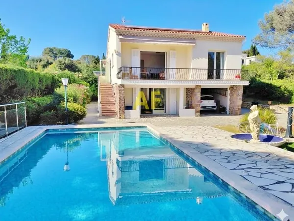 SAINT RAPHAEL VILLA 137m2 COMPOSEE DE DEUX APPARTEMENTS AVEC