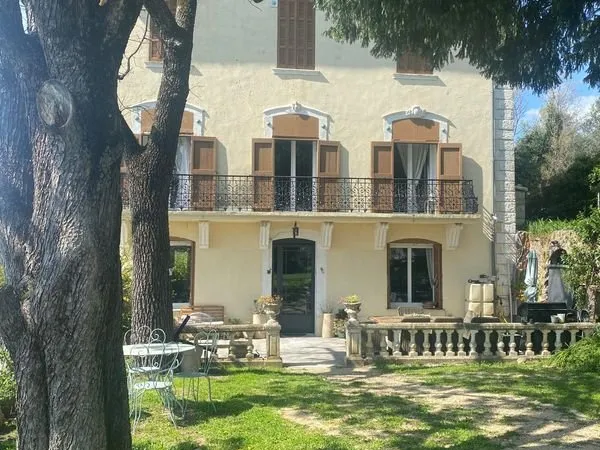 Maison 7 pièces - 370 m²