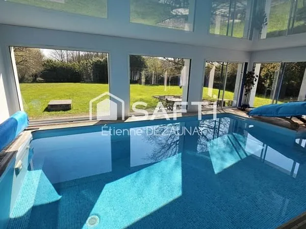 Maison d'architecte avec piscine intérieure