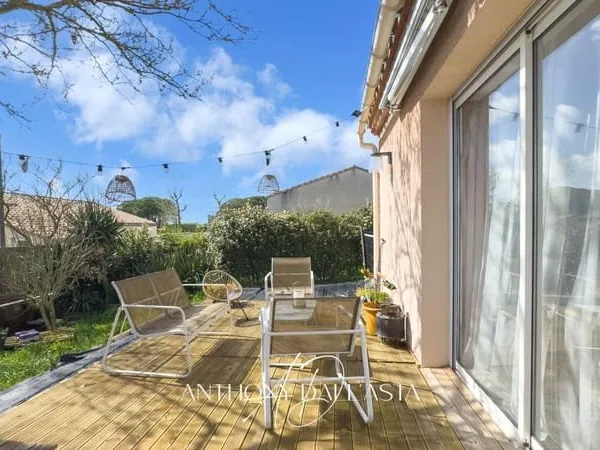 Maison- 3 chambres- salon- séjour- cuisine- garage- jardin- terrasse