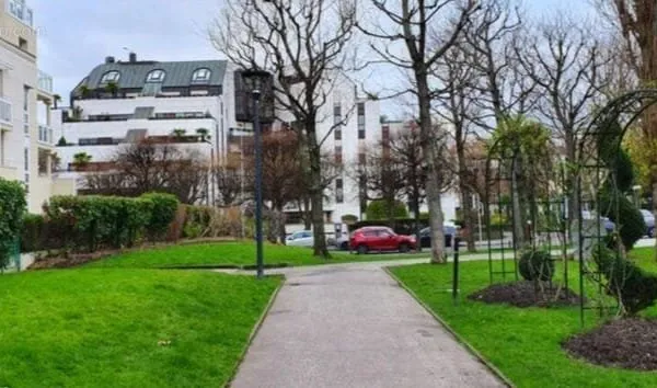 Commerce 286 m²