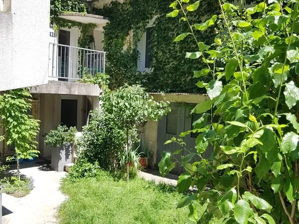 Maison avec appartement indépendant et dépendances