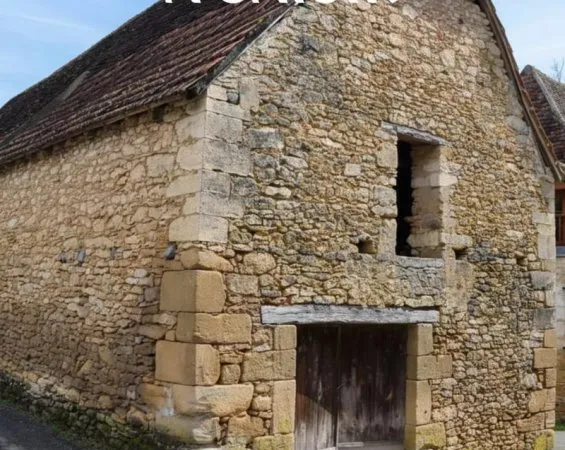 Grange ancienne en pierres dans un bourg