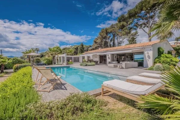 SAINTE MAXIME : VILLA MODERNE AVEC VUE MER