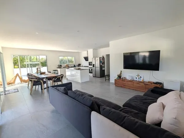 Maison contemporaine de plain-pied 3 chambres, garage, pis