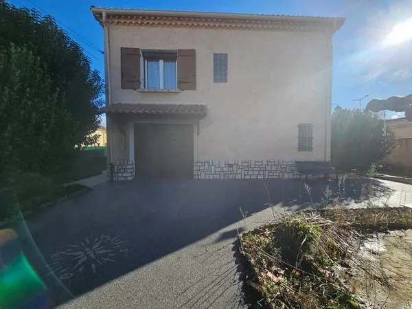 Dans quartier résidentiel, maison de maçon à rafraichir
