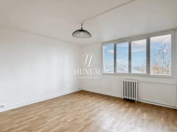 Appartement 4 pièces lumineux avec cave et parking boxe