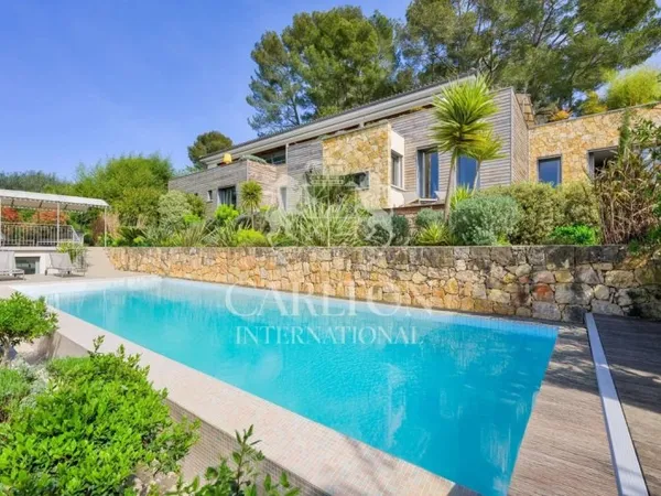 MOUGINS, SPACIEUSE VILLA CONTEMPORAINE
