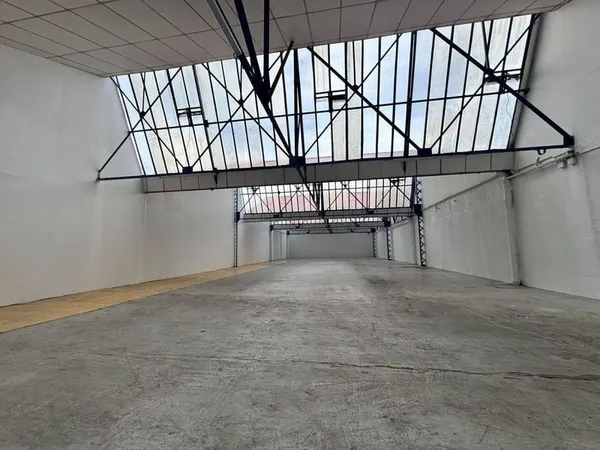 Local d'activité 1352 m²