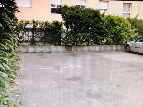 Place de parking à côté du lidl