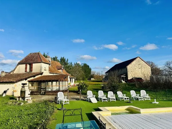 Propriété de caractère 385 m2 Ensemble immobilier 16 pièces aux portes de Figeac