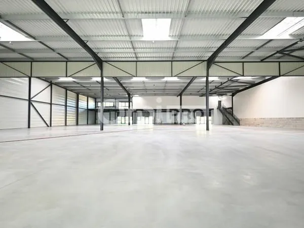 Local d'activité 5608 m²