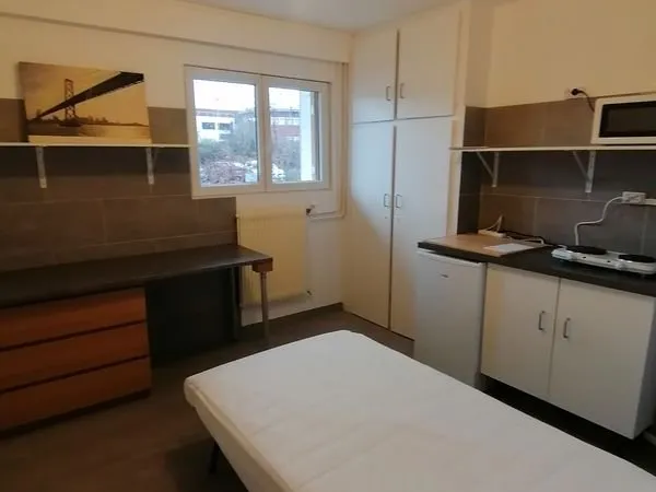 Mini studio 13 m2 à 300m Ikea et Leclerc ZAE Capnord
