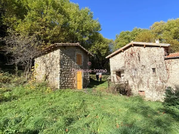 LA SOUCHE, Maison en pierre mitoyenne d'environ 72 m² avec clède d'environ 24 m² avec terrain de 625