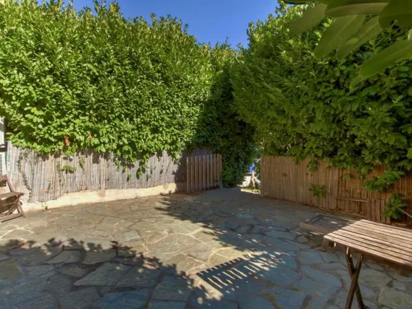 En rez de jardin, 2 pièces- terrasse-jardin-parking. Au calme, loué