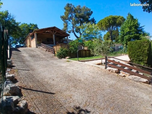 Maison de plein pied avec jardin