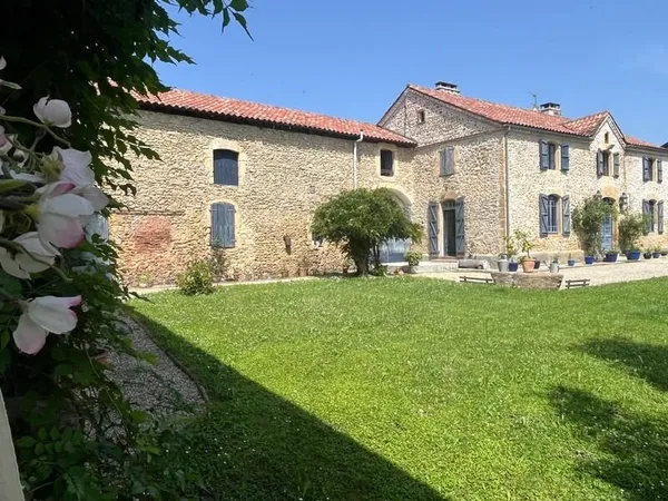 PLAISANCE DU GERS 10 min: ELEGANTE MAISON DE CARACTERE, restaurée par architecte, 320m2, 4700m2 en p