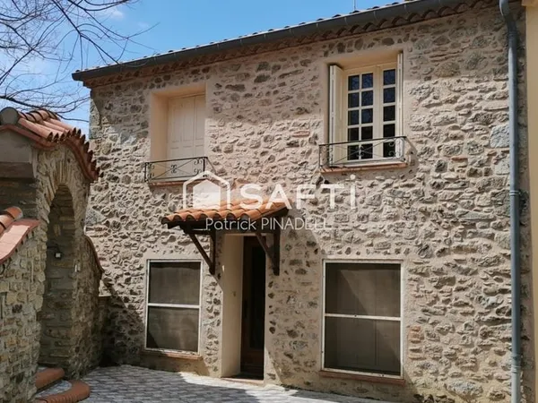 Maison d'habitation T8, disposant de 7 chambres, 2 salles de d'eau et 1 salle de bain et une pièce d