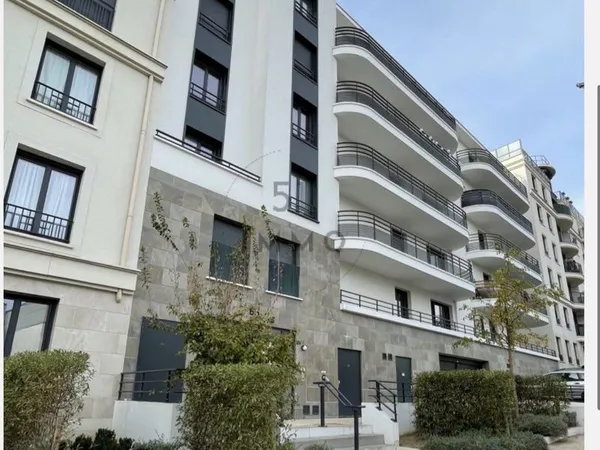 Box fermé à louer de 12 m² situé en sous-sol d'une résidence sécurisée à Fontenay-aux-Roses
